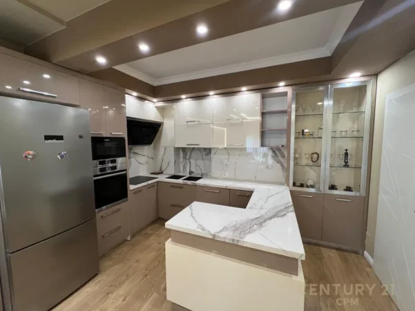 Tirane, jepet me qera apartament 2+1+Ballkon Kati 2, 98 m² 900 € (selvia)