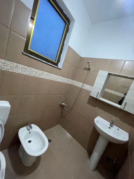Tirane, jepet me qera apartament 1+1 Kati 1, 50 m² 350 € (Rruga e Elbasanit)
