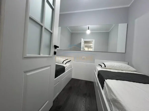 Tirane, jepet me qera apartament 2+1 Kati 4, 77 m² 900 € (Usluga, Stacioni i Trenit)