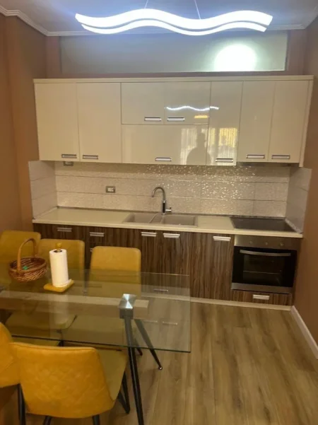 Tirane, jepet me qera apartament 2+1 Kati 4, 87 m² 700 € (Liqeni Artificial)