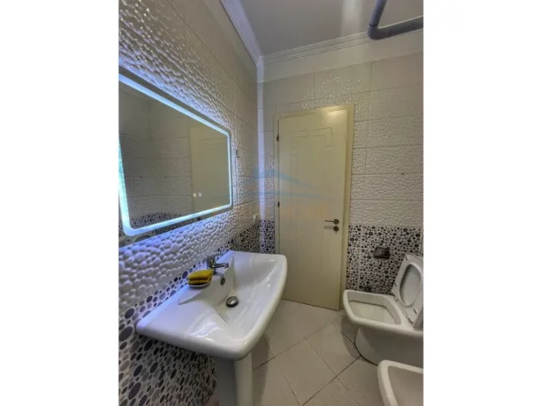 Tirane, jepet me qera apartament 2+1+Ballkon Kati 1, 83 m² 550 € (Selite)