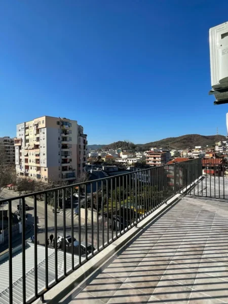 Tirane, jepet me qera apartament 2+1 Kati 4, 65 m² 520 € (Yzberisht, perballe Grand Gallery)