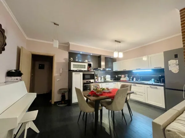 Tirane, jepet me qera 2+1 , 