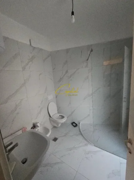 Tirane, jepet me qera apartament 2+1 Kati 4, 100 m² 1.000 € (LIQENI I THATE)