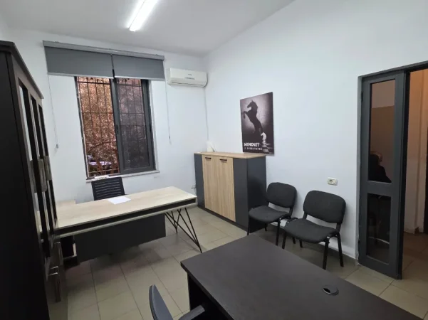 Tirane, jepet me qera ambjent biznesi Kati 1, 24 m² 450 €