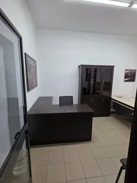 Tirane, jepet me qera ambjent biznesi Kati 1, 24 m² 450 €