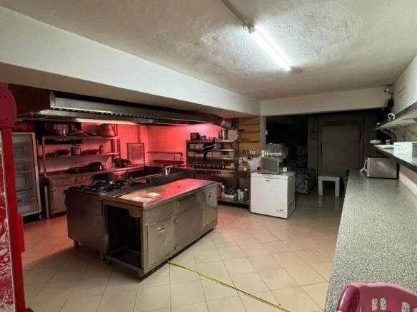 Tirane, jepet me qera lokal Kati 1, 600 m² 1.500 € (PORCELAN)