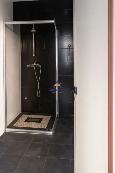 Tirane, jepet me qera ambjent biznesi Kati 1, 115 m² 1.500 € 