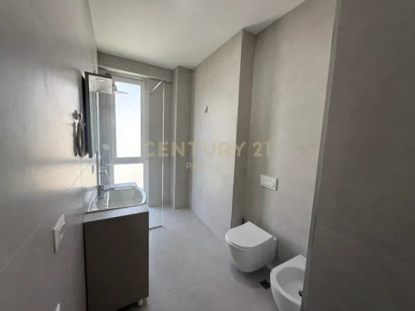 Tirane, jepet me qera apartament 3+1 Kati 2, 116 m² 1.450 € (liqeni i thate)