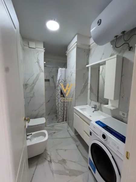 Tirane, jepet me qera apartament 1+1+Ballkon Kati 8, 70 m² 520 € (UNIVERS CITY)