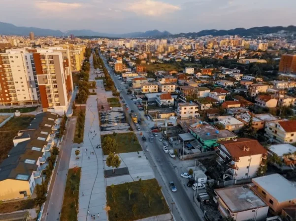 Tirane, jepet me qera ambjent biznesi Kati 1, 303 m² 3.800 € (Fusha e Aviacionit)
