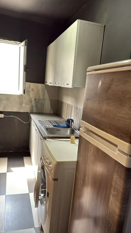 Tirane, jepet me qera shtepi 1+1 , 300 € (Astir - Yzberisht 500m nga Nela 6)