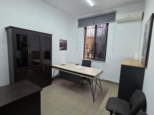 Tirane, jepet me qera zyre Kati 0, 24 m² 450 € (Bulevardi Bajram Curri)