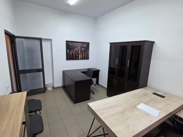 Tirane, jepet me qera zyre Kati 0, 24 m² 450 € (Bulevardi Bajram Curri)