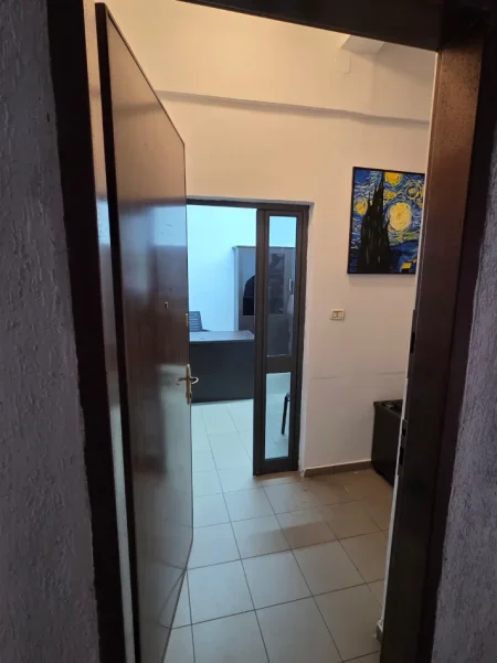 Tirane, jepet me qera zyre Kati 0, 24 m² 450 € (Bulevardi Bajram Curri)