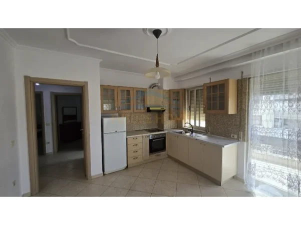 Tirane, jepet me qera apartament 3+1+Ballkon Kati 6, 150 m² 550 € (misto mame)