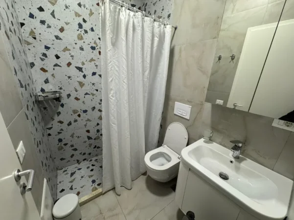 Tirane, jepet me qera apartament 1+1 Kati 8, 400 €