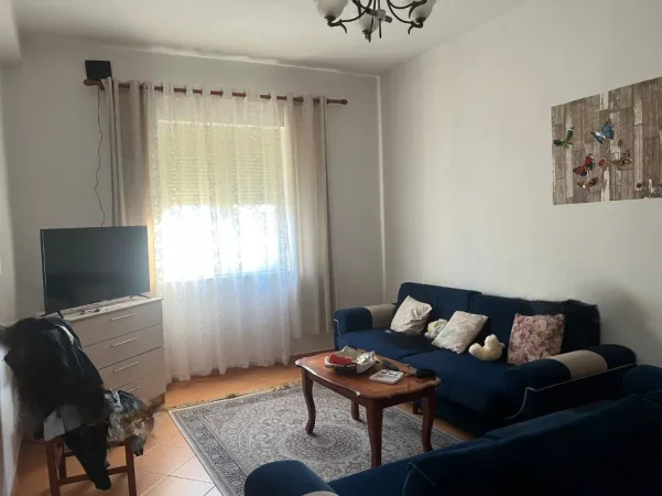 Tirane, jepet me qera apartament 1+1 Kati 4, 55 m² 500 € (Kafe Flora)