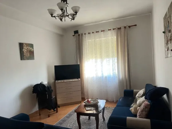 Tirane, jepet me qera apartament 1+1 Kati 4, 55 m² 500 € (Kafe Flora)