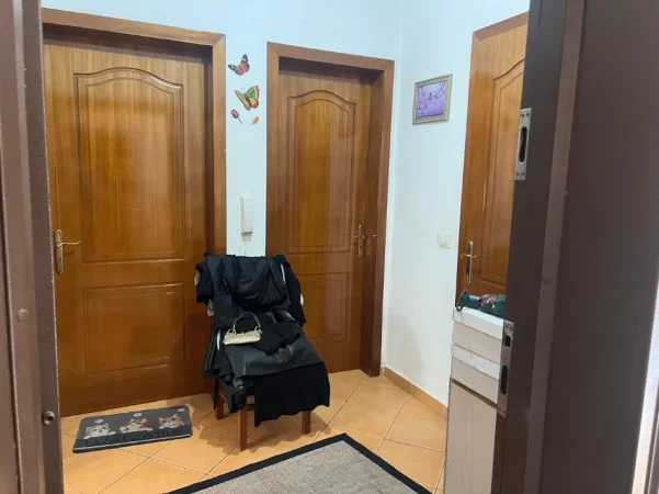 Tirane, jepet me qera apartament 1+1 Kati 4, 55 m² 500 € (Kafe Flora)