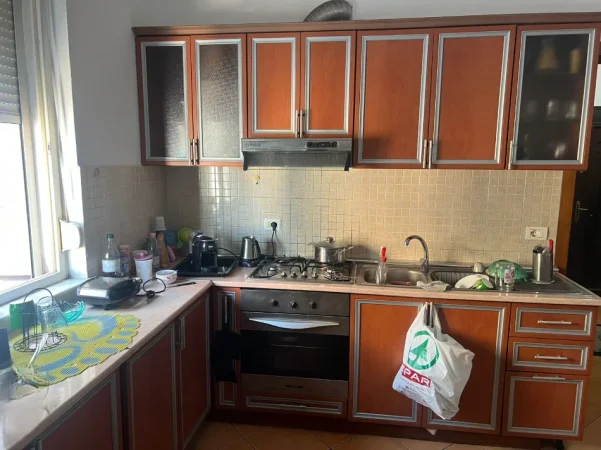 Tirane, jepet me qera apartament 1+1 Kati 4, 55 m² 500 € (Kafe Flora)