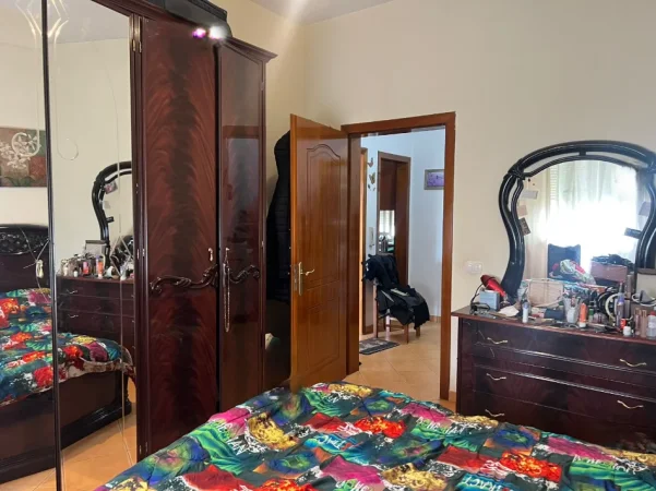 Tirane, jepet me qera apartament 1+1 Kati 4, 55 m² 500 € (Kafe Flora)