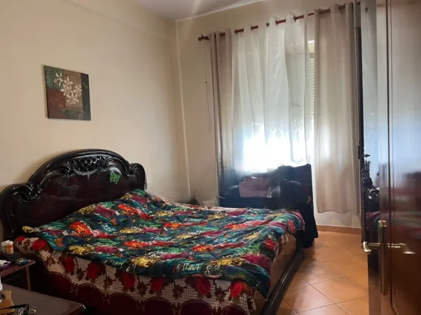 Tirane, jepet me qera apartament 1+1 Kati 4, 55 m² 500 € (Kafe Flora)