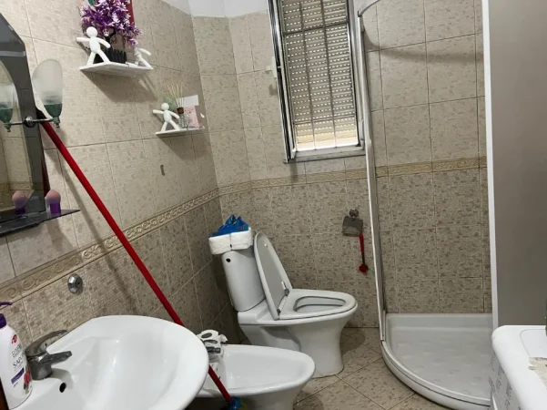 Tirane, jepet me qera apartament 1+1 Kati 4, 55 m² 500 € (Kafe Flora)