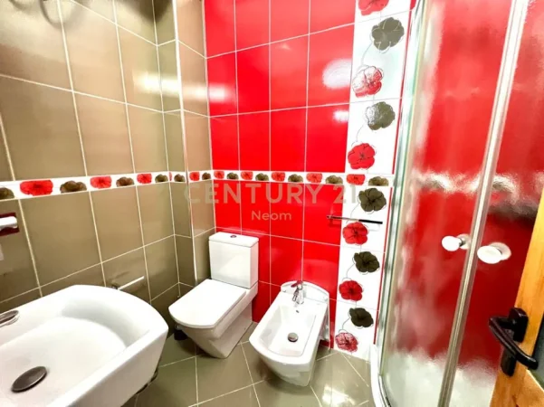 Tirane, jepet me qera apartament 2+1+Ballkon Kati 2, 130 m² 700 € 