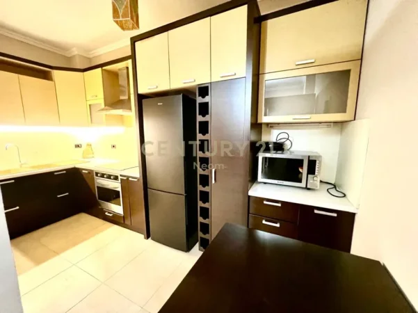 Tirane, jepet me qera apartament 2+1+Ballkon Kati 2, 130 m² 700 € 