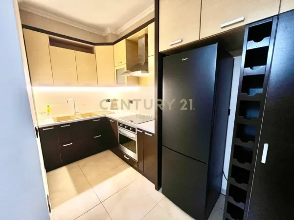 Tirane, jepet me qera apartament 2+1+Ballkon Kati 2, 130 m² 700 € 