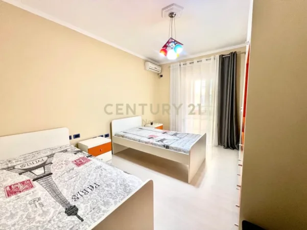 Tirane, jepet me qera apartament 2+1+Ballkon Kati 2, 130 m² 700 € 