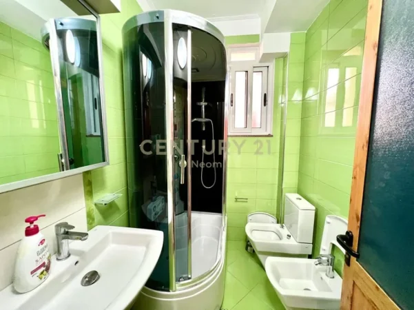 Tirane, jepet me qera apartament 2+1+Ballkon Kati 2, 130 m² 700 € 