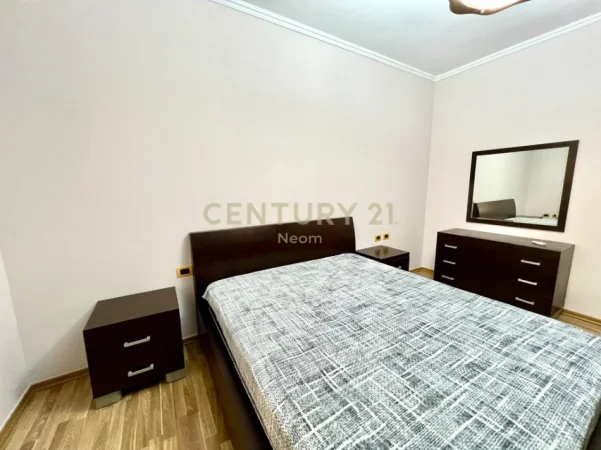 Tirane, jepet me qera apartament 2+1+Ballkon Kati 2, 130 m² 700 € 