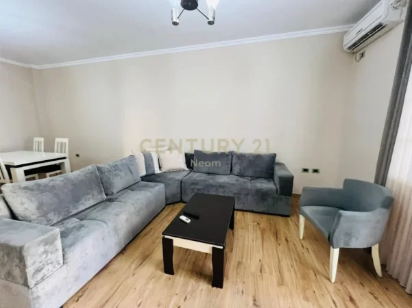 Tirane, jepet me qera apartament 2+1+Ballkon Kati 2, 130 m² 700 € 