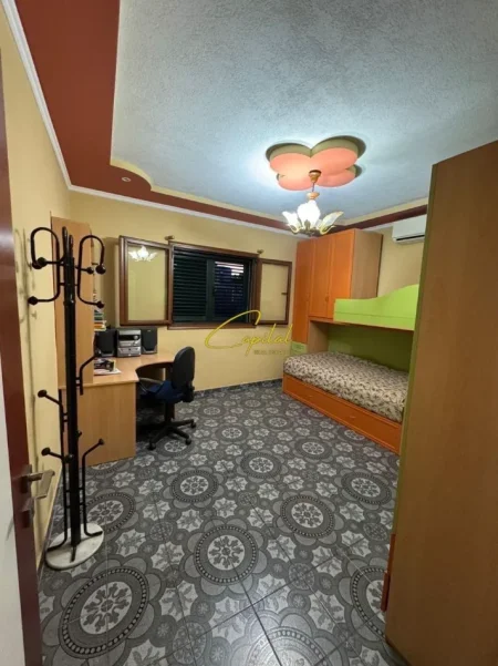 Tirane, shitet Vile 4+1 Kati 2, 180 m² 290.000 € (SIH STACIONI TRENIT)