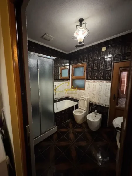 Tirane, shitet Vile 4+1 Kati 2, 180 m² 290.000 € (SIH STACIONI TRENIT)