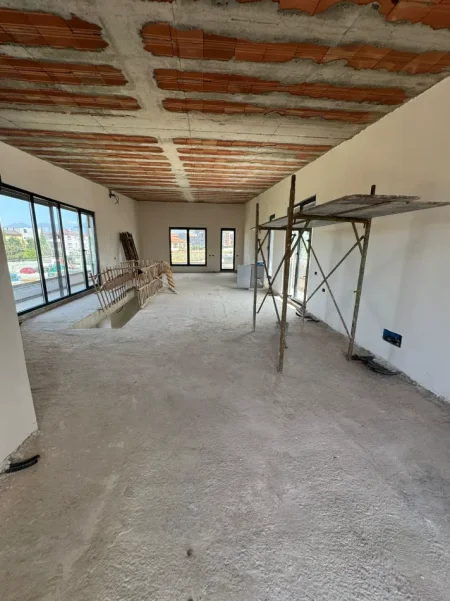 Tirane, jepet me qera Vile Kati 1, 250 m² 3.000 € (PRANE RRETHIT)