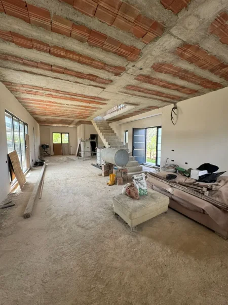 Tirane, jepet me qera Vile Kati 1, 250 m² 3.000 € (PRANE RRETHIT)