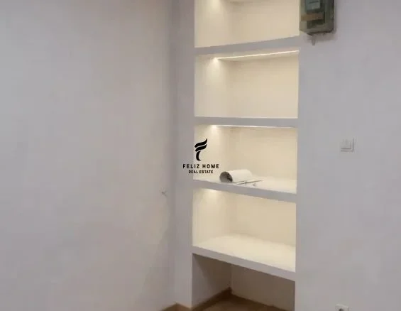 Tirane, jepet me qera dyqan Kati 0, 11 m² 320 € (MINE PEZA)
