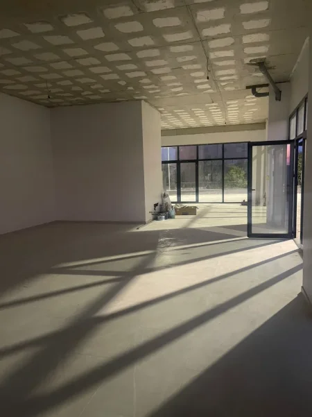 Tirane, jepet me qera dyqan Kati 0, 250 m² 2.500 € (KAMEZ)