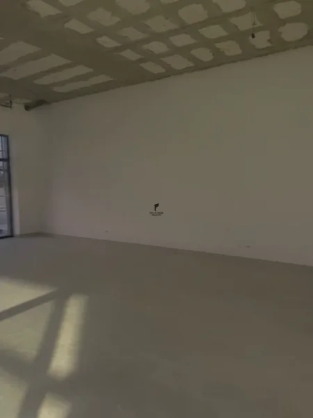 Tirane, jepet me qera dyqan Kati 0, 250 m² 2.500 € (KAMEZ)