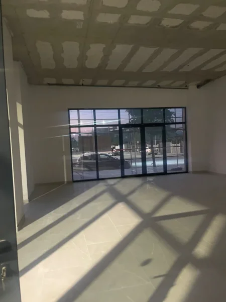 Tirane, jepet me qera dyqan Kati 0, 250 m² 2.500 € (KAMEZ)