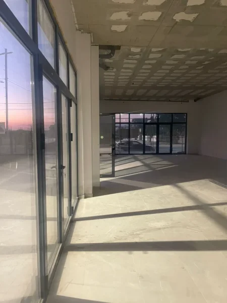 Tirane, jepet me qera dyqan Kati 0, 250 m² 2.500 € (KAMEZ)