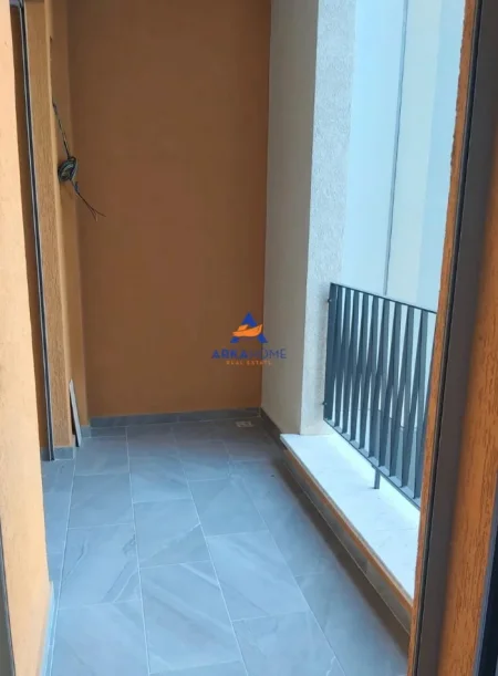 Tirane, jepet me qera ambjent biznesi Kati 3, 66 m² 577 € 