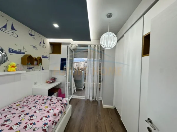 Tirane, shes apartament 2+1+Ballkon Kati 3, 120 m² 360.000 € (Liqeni i thate)