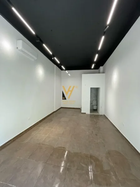 Tirane, jepet me qera ambjent biznesi Kati 0, 35 m² 550 € (KOMUNA E PARISIT)