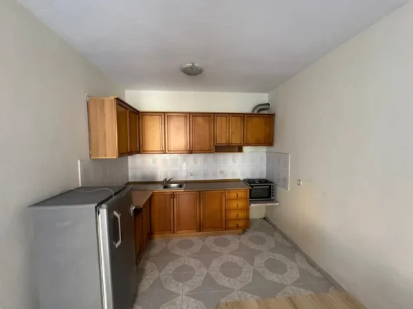 Tirane, jepet me qera apartament 2+1 Kati 3, (rruga bardhyl)
