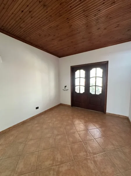 Tirane, jepet me qera Vile 3 Katshe , 600 m² 2.500 € (KOMUNA E PARISIT)