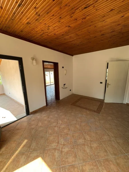 Tirane, jepet me qera Vile 3 Katshe , 600 m² 2.500 € (KOMUNA E PARISIT)